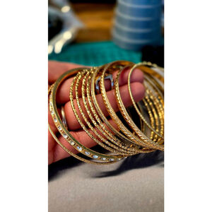 Bangles set gold tone clean pre-owned